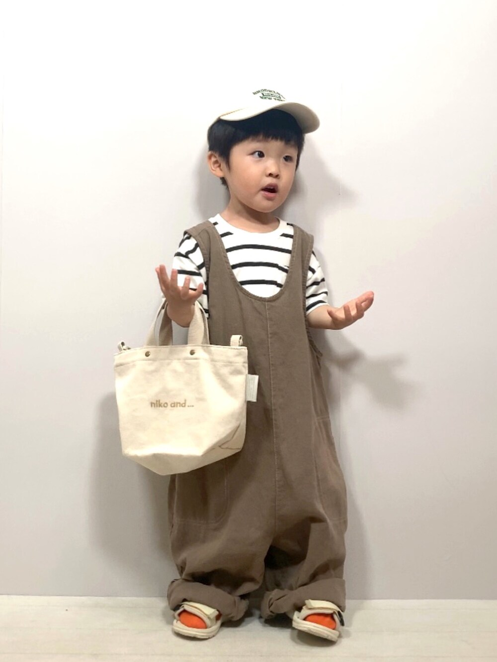 ホワイト系のTシャツ/カットソー、ブラウン系のオールインワン・サロペット、ホワイト系のショルダーバッグを着用したキッズの夏コーディネートの5枚目の写真