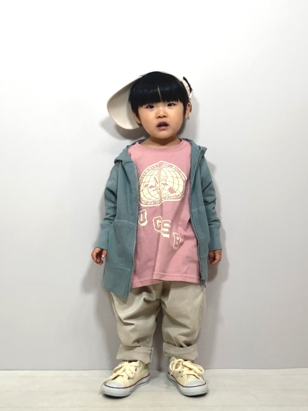 「パーカー、ピンク、淡色コーデ、キャップ、古着MIX、コンバース、スニーカー、ビッグシルエット、レイヤードスタイル、プチプラ、シンプルコーデ、休日スタイル、カジュアルコーデ、春夏コーデ」｜「OMNESのキッズ スラブコットンジップパーカー（パーカー、グレー系）」を使った、YU⭐︎さん（キッズ・90cm）の春コーディネートの3枚目の写真