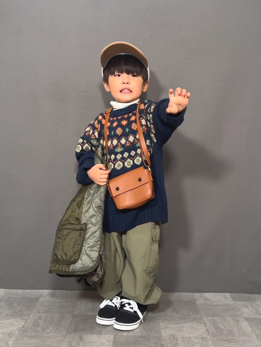「クリスマスに着たい服、キルティング、冬コーデ、冬アウター、タートルネック、カーゴパンツ、ショルダーバッグ、ニット、マイベストコーデ2024、キャップ、スニーカー、コーデュロイ、スポーツミックス、休日スタイル」｜「LOWRYS FARMのキルティングブルゾン　116763（ダウンジャケット/コート、グリーン系）」を使った、YU⭐︎さん（キッズ・90cm）の冬コーディネートの5枚目の写真