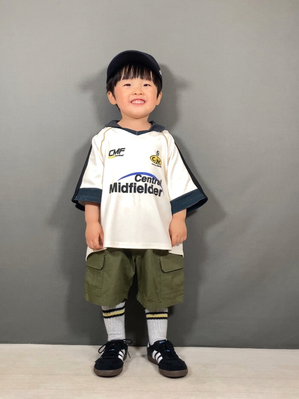 「春のNewスタイル、休日スタイル、カジュアルコーデ、シンプルコーデ、カーゴパンツ、スニーカー、キャップ、シャツスタイル、スポーツミックス、春コーデ」｜「BIG FIELDのサッカーゲームシャツ（kids/S～XL）（Tシャツ/カットソー、ホワイト系）」を使った、YU⭐︎さん（キッズ・90cm）の春コーディネートの3枚目の写真