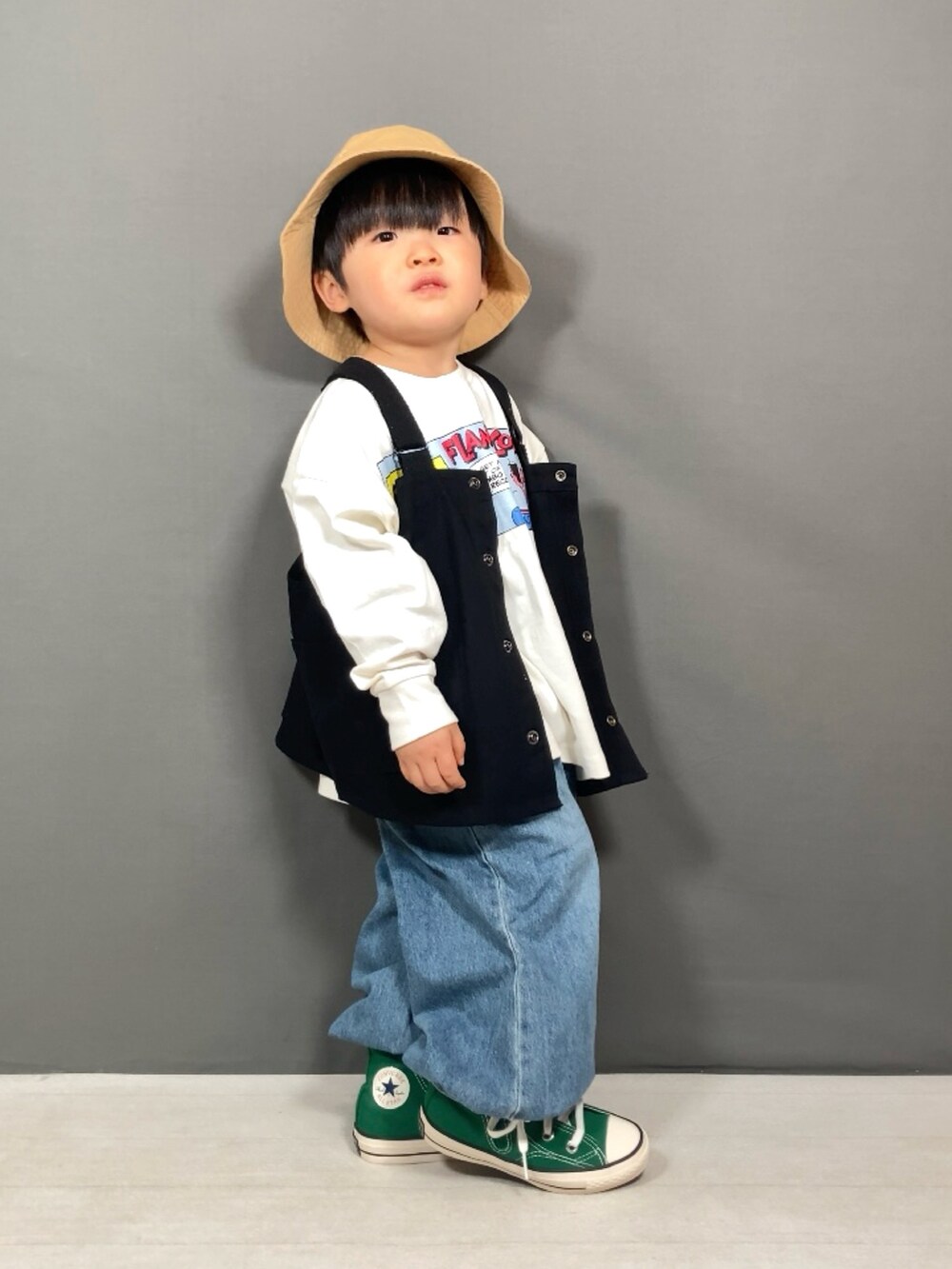 ブラック系のベスト、ホワイト系のTシャツ/カットソー、ブルー系のデニムパンツを着用したキッズの春コーディネートの3枚目の写真