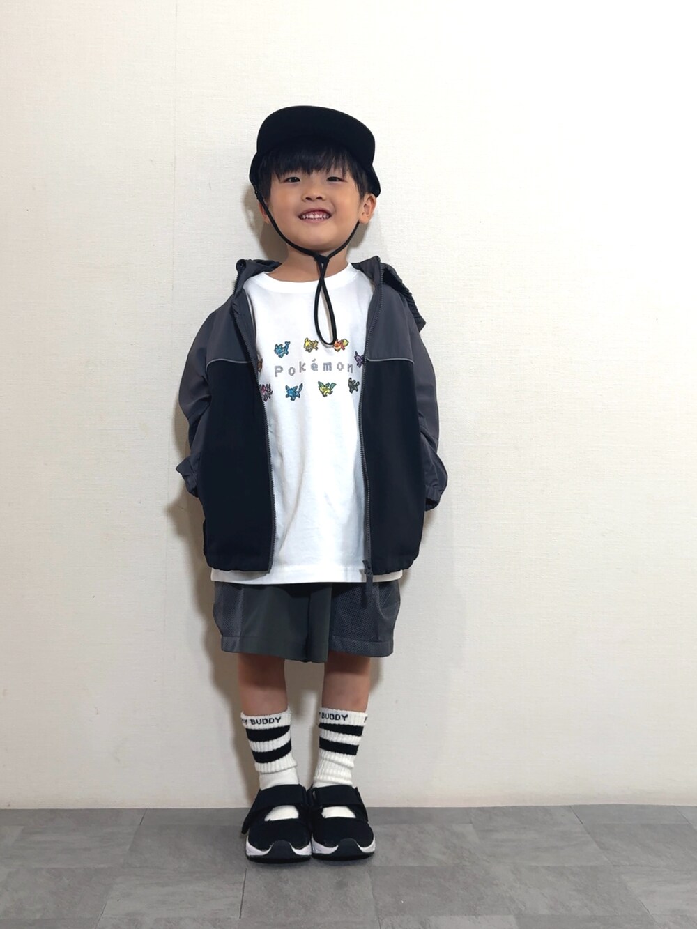 グレー系のその他パンツ、ブラック系のサンダル、ホワイト系のTシャツ/カットソーを着用したキッズの夏コーディネートの3枚目の写真