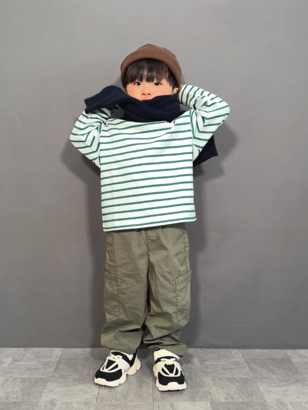 「ロンT、プチプラ、レイヤードスタイル、カーディガン、ニット、カーゴパンツ、スニーカー、ニット帽、春色、休日スタイル、きれいめカジュアル、淡色コーデ、ボーダー、韓国子供服」｜「UNIQLOのアイテム（Tシャツ/カットソー、グリーン系）」を使った、YU⭐︎さん（キッズ・100cm）の春コーディネートの3枚目の写真