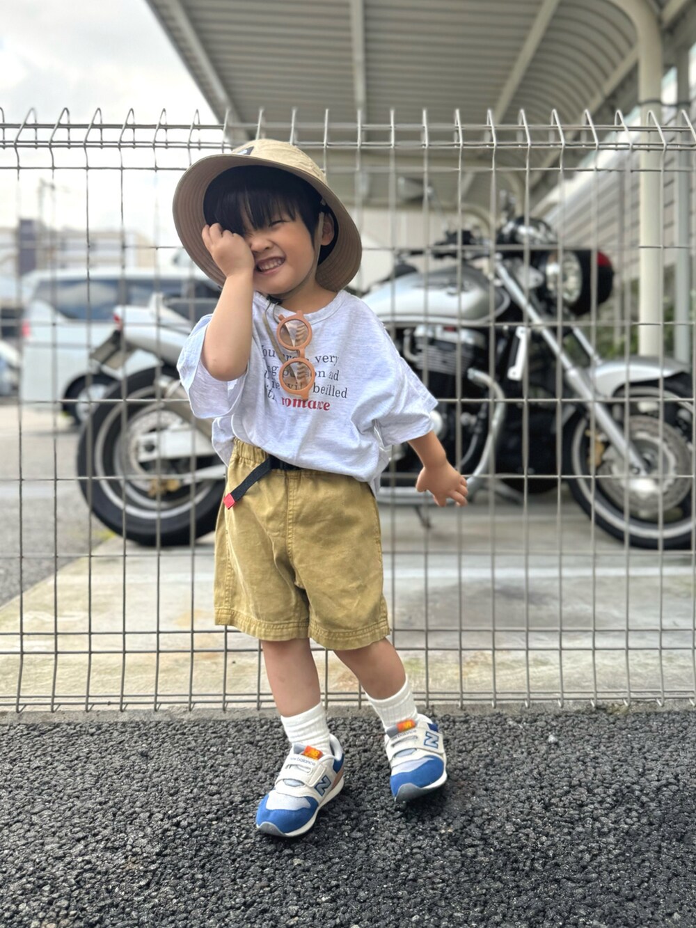 「夏コーデ、夏だ！Tシャツ着よう！、フェスコーデ、カジュアルコーデ、休日スタイル、ショートパンツ、ロゴT、バケットハット、韓国子供服、サングラス、スニーカー、淡色コーデ、アウトドアスタイル、シンプルコーデ、雨の日コーデ」｜「韓国子供服のアイテム（Tシャツ/カットソー、グレー系）」を使った、YU⭐︎さん（キッズ・90cm）の夏コーディネートの3枚目の写真