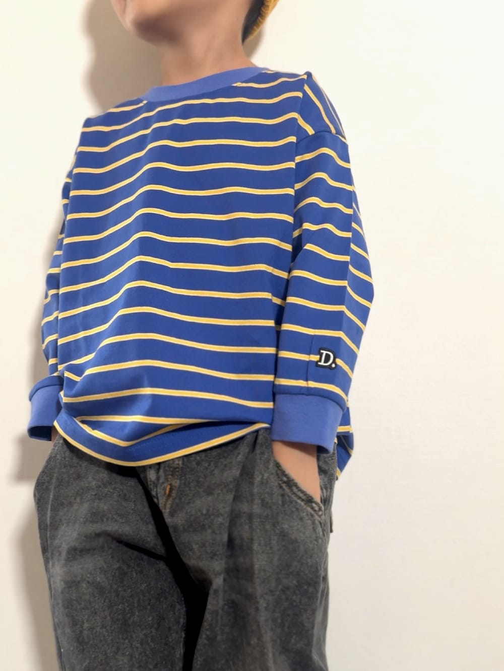 ブルー系のTシャツ/カットソー、ブラック系のスニーカー、ブラック系のその他パンツを着用したキッズの秋コーディネートの4枚目の写真
