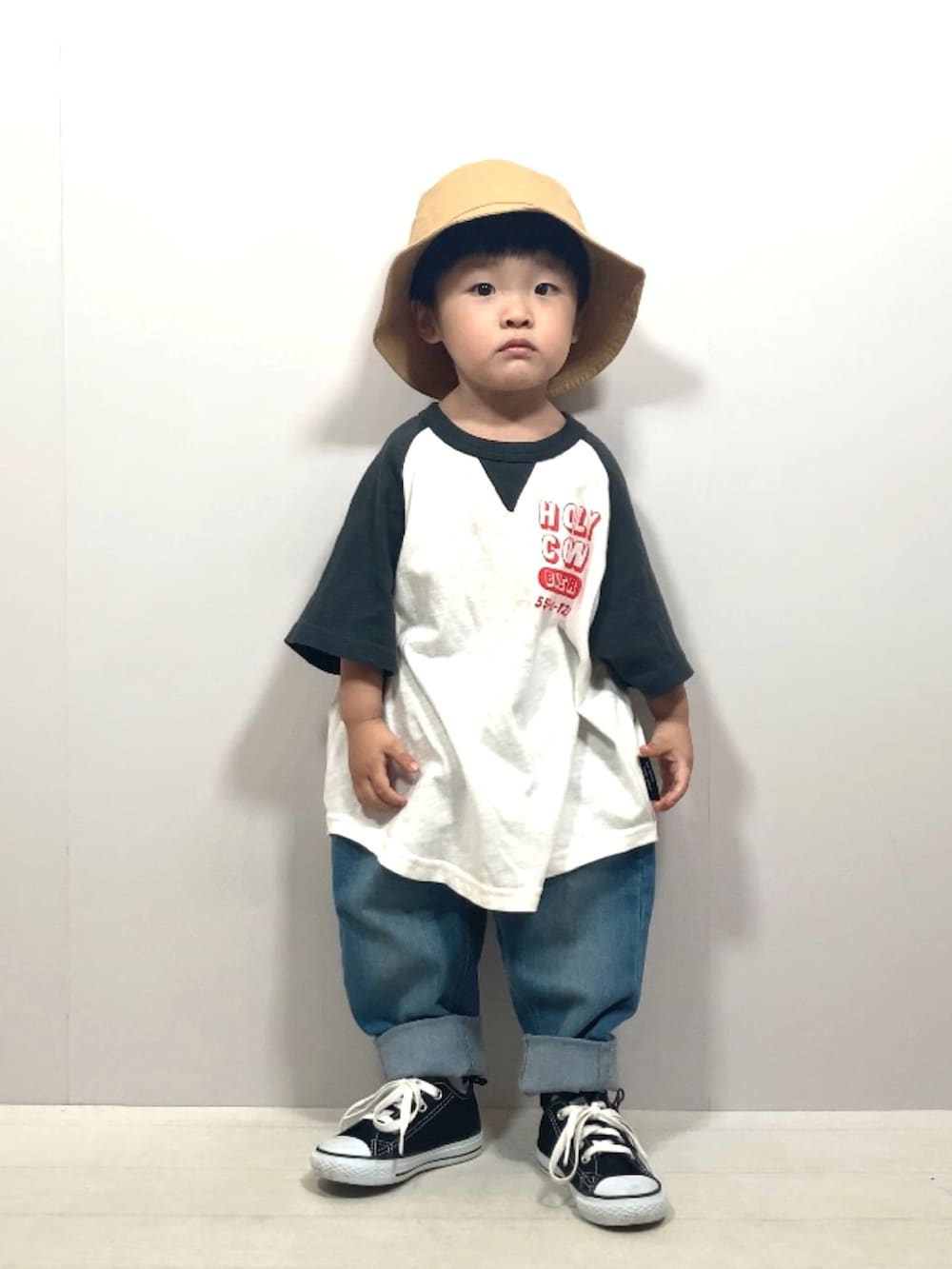 ブラック系のTシャツ/カットソー、ブルー系のデニムパンツ、ブラック系のスニーカーを着用したキッズの夏コーディネートの3枚目の写真