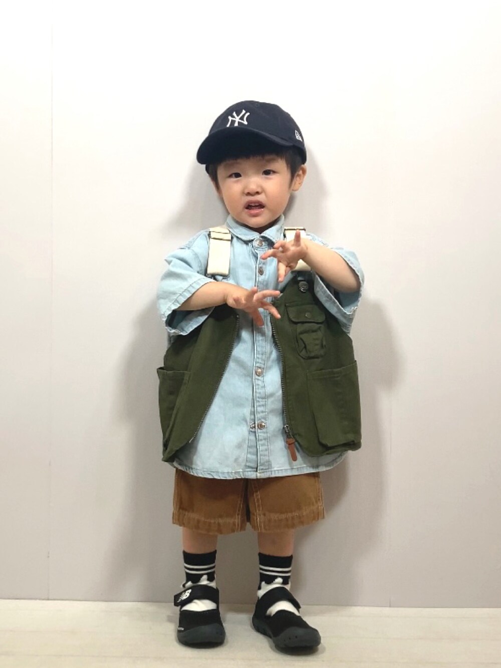 グリーン系のベスト、ブルー系のシャツ/ブラウス、ブラウン系のその他パンツを着用したキッズの夏コーディネートの3枚目の写真