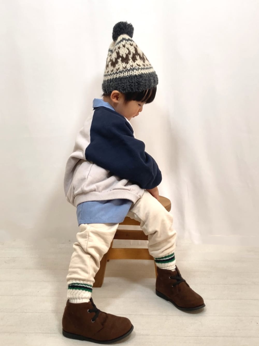 グレー系のスウェット、ブルー系のシャツ/ブラウス、ホワイト系のスウェットパンツを着用したキッズの秋コーディネートの5枚目の写真