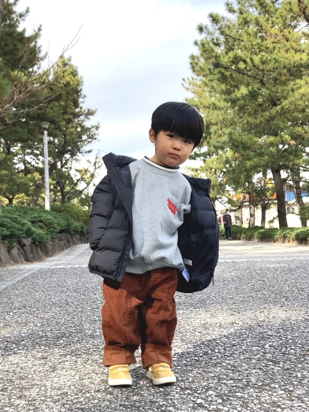 ブラック系のダウンジャケット/コート、グレー系のスウェット、ブルー系のTシャツ/カットソーを着用したキッズの冬コーディネートの4枚目の写真