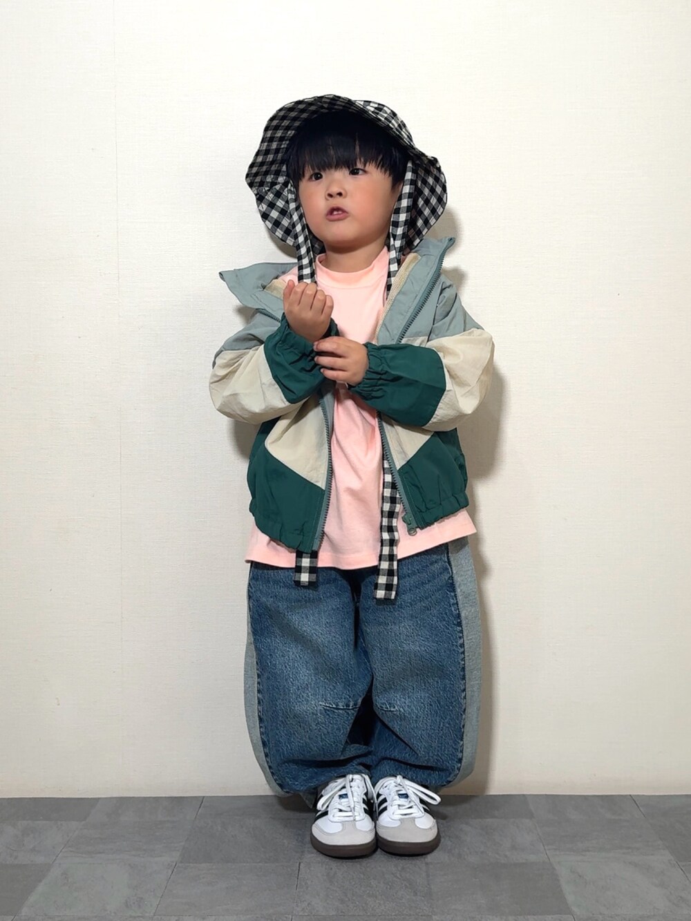 「春めき満開コーデ、春色、ワイドパンツ、スニーカー、バケットハット、チェック、春アウター、デートコーデ、休日スタイル、お出かけコーデ、デニム、ジャケット、淡色コーデ、スポーツミックス」｜「p.premierのフードがしまえるマルチカラーウィンドブレーカー（ナイロンジャケット、グリーン系）」を使った、YU⭐︎さん（キッズ・100cm）の春コーディネートの2枚目の写真