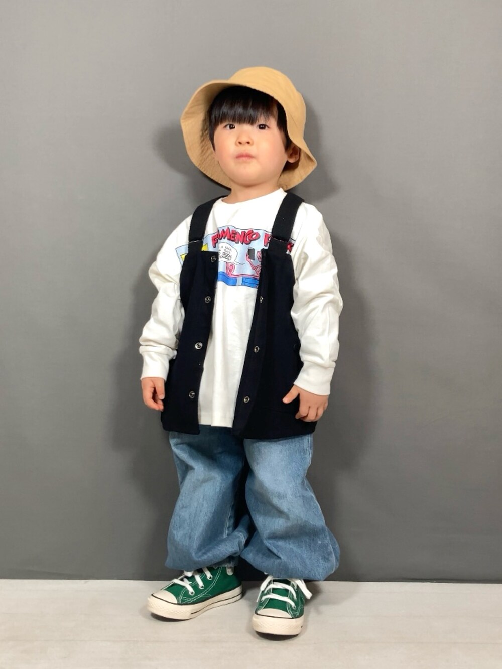 ブラック系のベスト、ホワイト系のTシャツ/カットソー、ブルー系のデニムパンツを着用したキッズの春コーディネートの5枚目の写真