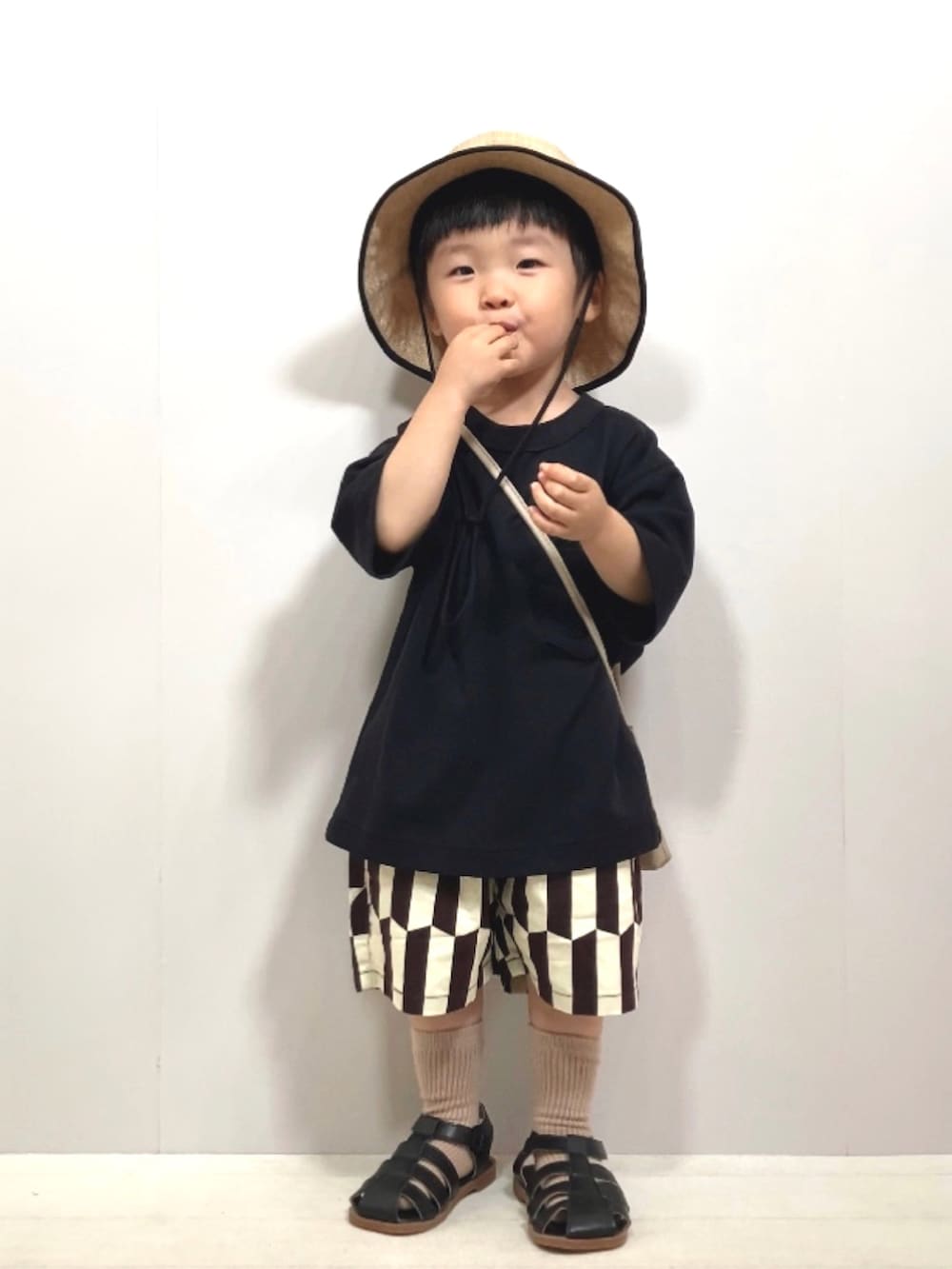 「モノトーン、ハーフパンツ、グルカサンダル、麦わら帽子、ショルダーバッグ、ポシェット、バケットハット、夏コーデ、お出かけコーデ、休日スタイル、プチプラ、UNIQLO、ショートパンツ、サンダル」｜「UNIQLOのアイテム（Tシャツ/カットソー、ブラック系）」を使った、YU⭐︎さん（キッズ・90cm）の夏コーディネートの5枚目の写真