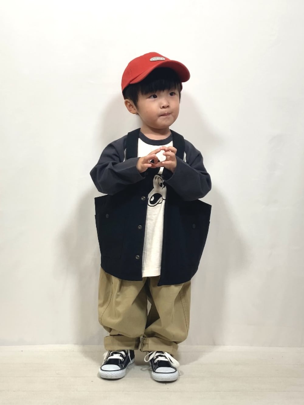 ブラック系のベスト、グレー系のTシャツ/カットソー、ベージュ系のその他パンツを着用したキッズの秋コーディネートの4枚目の写真