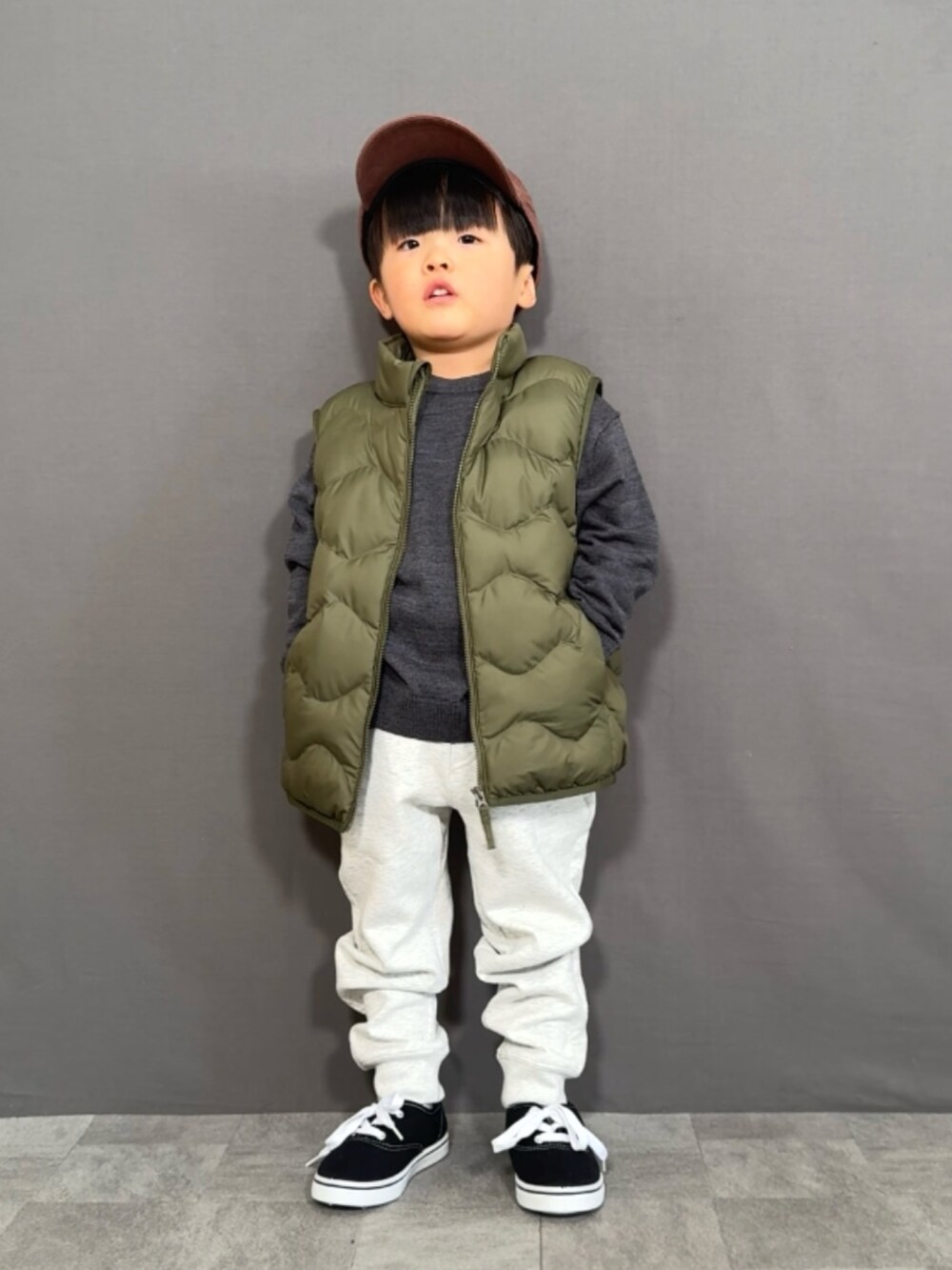 「レイヤードスタイル、冬コーデ、ベスト、ダウンベスト、スウェットパンツ、スニーカー、キャップ、韓国子供服、ニット、プチプラ、お出かけコーデ、休日スタイル、きれいめカジュアル、キルティング」｜「UNIQLOのアイテム（ベスト、グリーン系）」を使った、YU⭐︎さん（キッズ・100cm）の冬コーディネートの5枚目の写真
