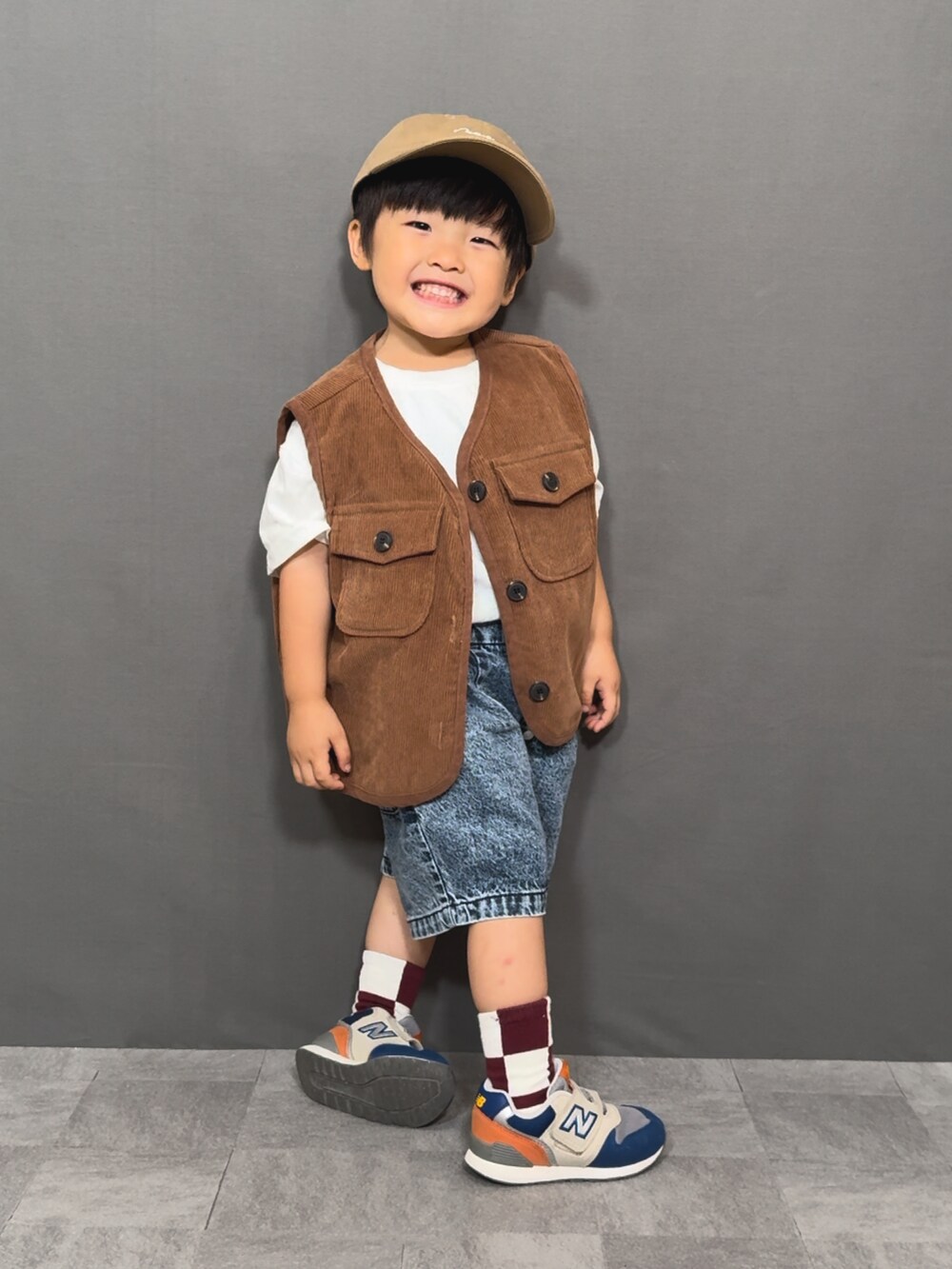 「夏コーデ、スポーツミックス、休日スタイル、スニーカー、ベスト、レイヤードスタイル、韓国子供服、きれいめカジュアル、ハーフパンツ、デニム、ショートパンツ、ロゴT、お出かけコーデ、フェススタイル、アツいコーデ全部見せ」｜「韓国子供服のアイテム（ベスト、ブラウン系）」を使った、YU⭐︎さん（キッズ・90cm）の夏コーディネートの2枚目の写真
