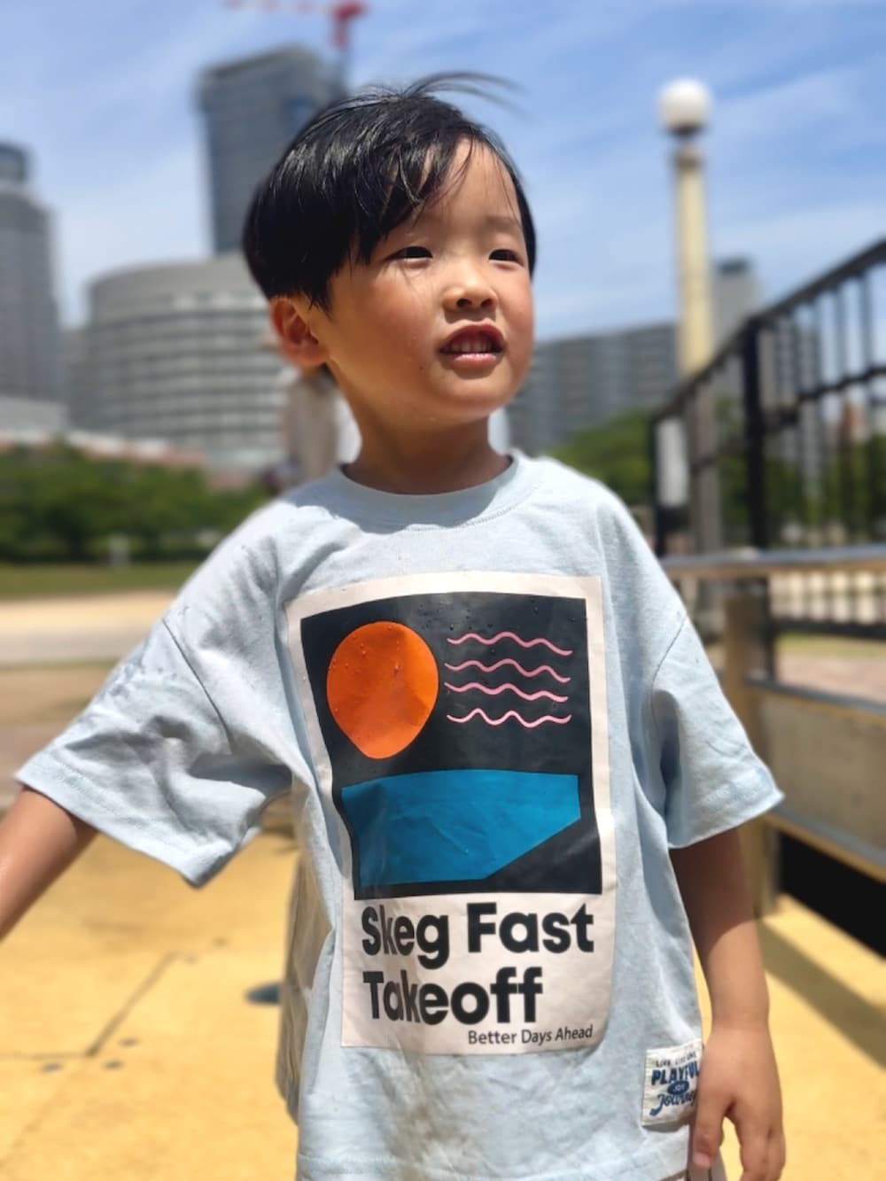 ブルー系のサンダル、ブルー系のTシャツ/カットソー、その他のその他パンツを着用したキッズの夏コーディネートの5枚目の写真