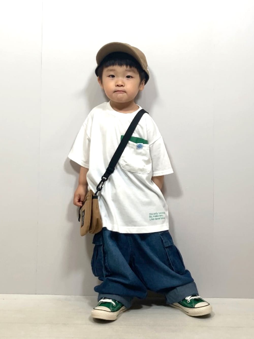 「このスタイルがお気に入り、おでかけコーデ、夏だ！Tシャツ着よう！、スニーカー、ショルダーバッグ、ポシェット、キャップ、シンプルコーデ、デニム、カーゴパンツ、ビッグシルエット、夏コーデ、休日スタイル、フェススタイル」｜「BREEZEのデザインポケットTシャツ（Tシャツ/カットソー、ホワイト系）」を使った、YU⭐︎さん（キッズ・90cm）の夏コーディネートの4枚目の写真