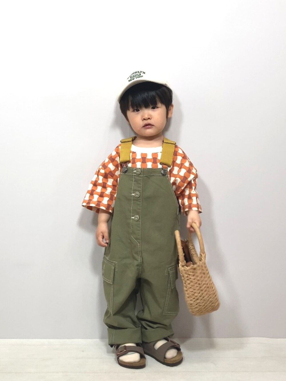 その他のTシャツ/カットソー、グリーン系のサロペット/オーバーオール、ブラウン系のサンダルを着用したキッズの春コーディネートの4枚目の写真