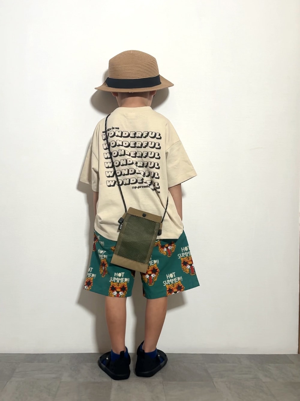 ブラック系のサンダル、グリーン系のその他パンツ、ブラック系のTシャツ/カットソーを着用したキッズの夏コーディネートの4枚目の写真