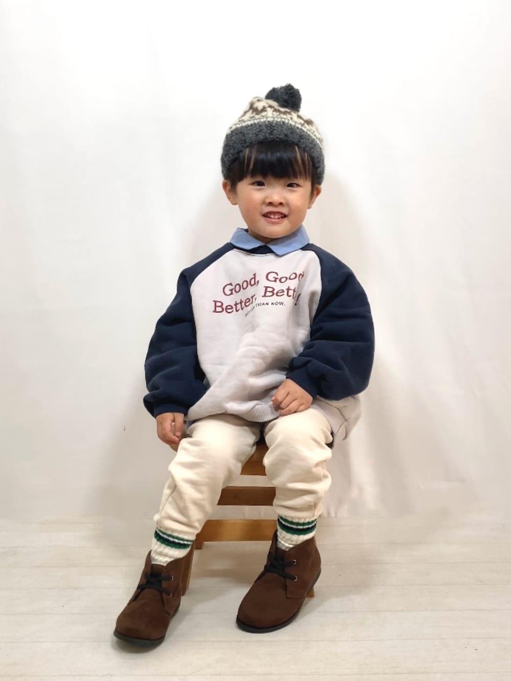 グレー系のスウェット、ブルー系のシャツ/ブラウス、ホワイト系のスウェットパンツを着用したキッズの秋コーディネートの2枚目の写真