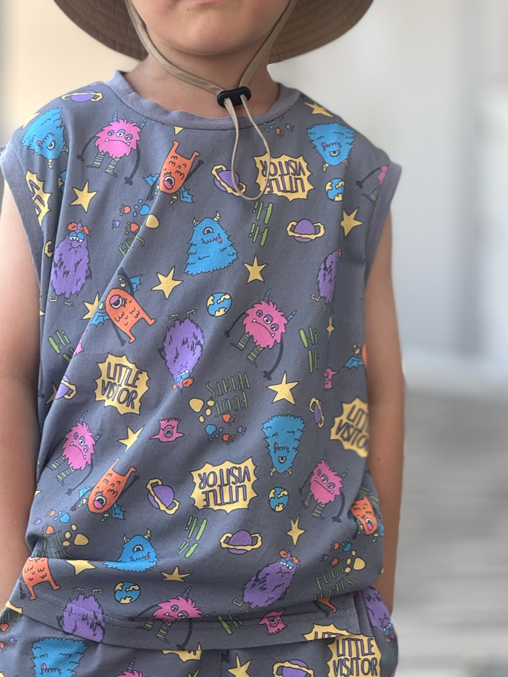 ブルー系のサンダル、グレー系のタンクトップ、グレー系のその他パンツを着用したキッズの夏コーディネートの3枚目の写真