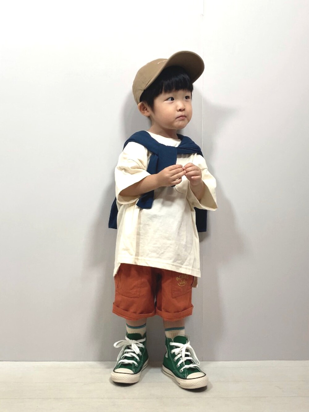 ホワイト系のTシャツ/カットソー、オレンジ系のその他パンツ、ブルー系のカーディガン/ボレロを着用したキッズの夏コーディネートの2枚目の写真