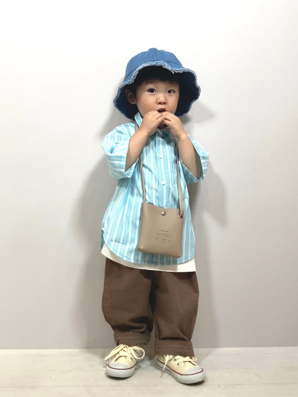 「シャツスタイル、ショルダーバッグ、スニーカー、古着MIX、韓国子供服、バケットハット、デニム、ストリート、お出かけコーデ、休日スタイル、夏コーデ、淡色コーデ、フェススタイル、柄シャツ、カラーパンツ」｜「PAIRMANON STREETの【PAIRMANON STREET】マルチストライプ半袖シャツ（シャツ/ブラウス、ブルー系）」を使った、YU⭐︎さん（キッズ・90cm）の夏コーディネートの2枚目の写真