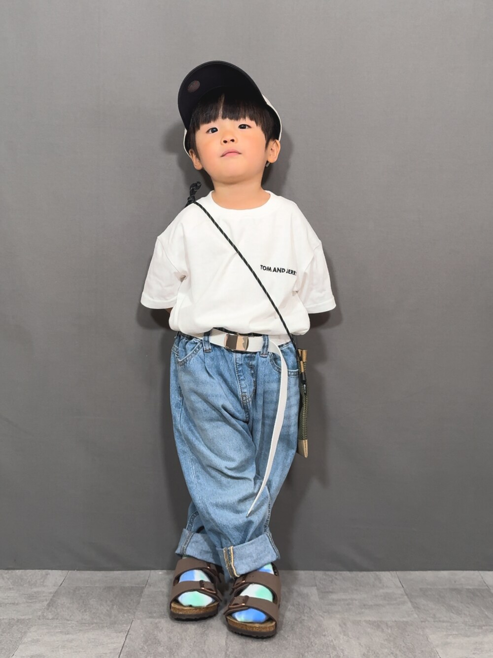 「夏コーデ、夏だ!Tシャツ着よう!、フェスコーデ、ショルダーバッグ、デニム、サンダル、キャップ、シンプルコーデ、淡色コーデ、カジュアルコーデ、お出かけコーデ、休日スタイル、ロゴT、さらっと晴れやかスナップ、白Tシャツ」|「LOWRYS FARMのTOM and JERRY Tシャツ 109578(Tシャツ/カットソー、ホワイト系)」を使った、YU⭐︎さん(キッズ・90cm)の夏コーディネートの2枚目の写真