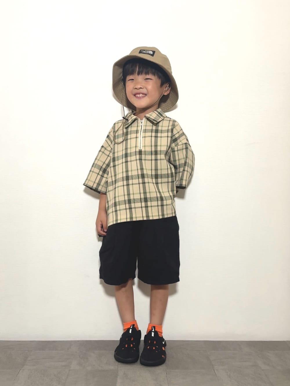 グリーン系のシャツ/ブラウス、ブラック系のその他パンツ、ブラック系のサンダルを着用したキッズの夏コーディネートの2枚目の写真