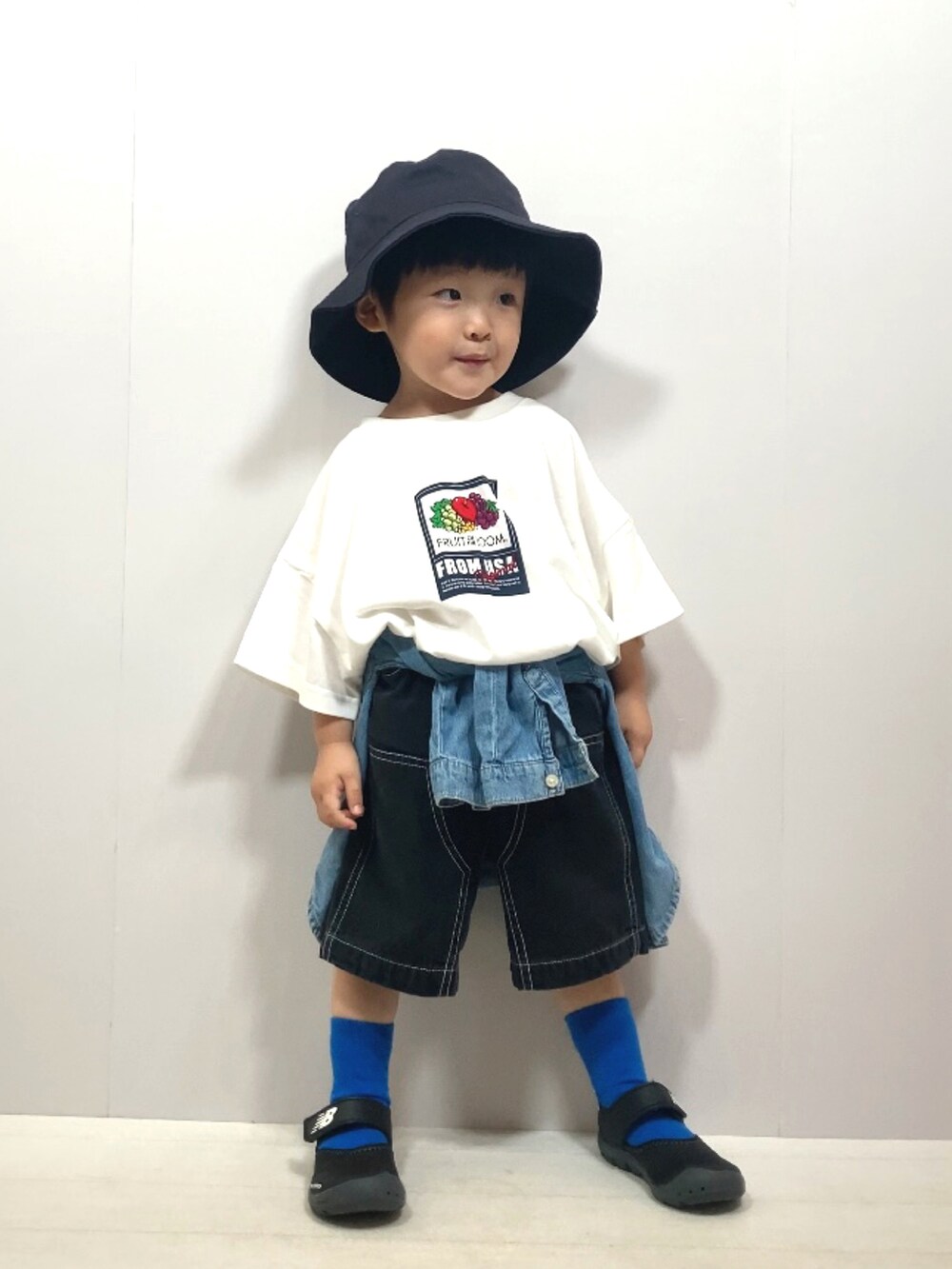 ホワイト系のTシャツ/カットソー、ブラック系のその他パンツ、ブルー系のシャツ/ブラウスを着用したキッズの夏コーディネートの5枚目の写真