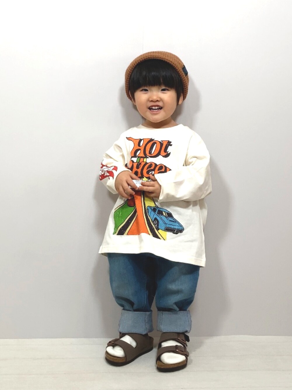 「春服デビュー宣言、パステル映える春、春服みてみて、デニム、サンダル、カジュアルコーデ、シンプルコーデ、ニット帽、ストリート、ビッグシルエット、春色、休日スタイル、ロンT」｜「MARKEY'SのプリントロンT(80～150cm)（Tシャツ/カットソー、ホワイト系）」を使った、YU⭐︎さん（キッズ・90cm）の春コーディネートの2枚目の写真