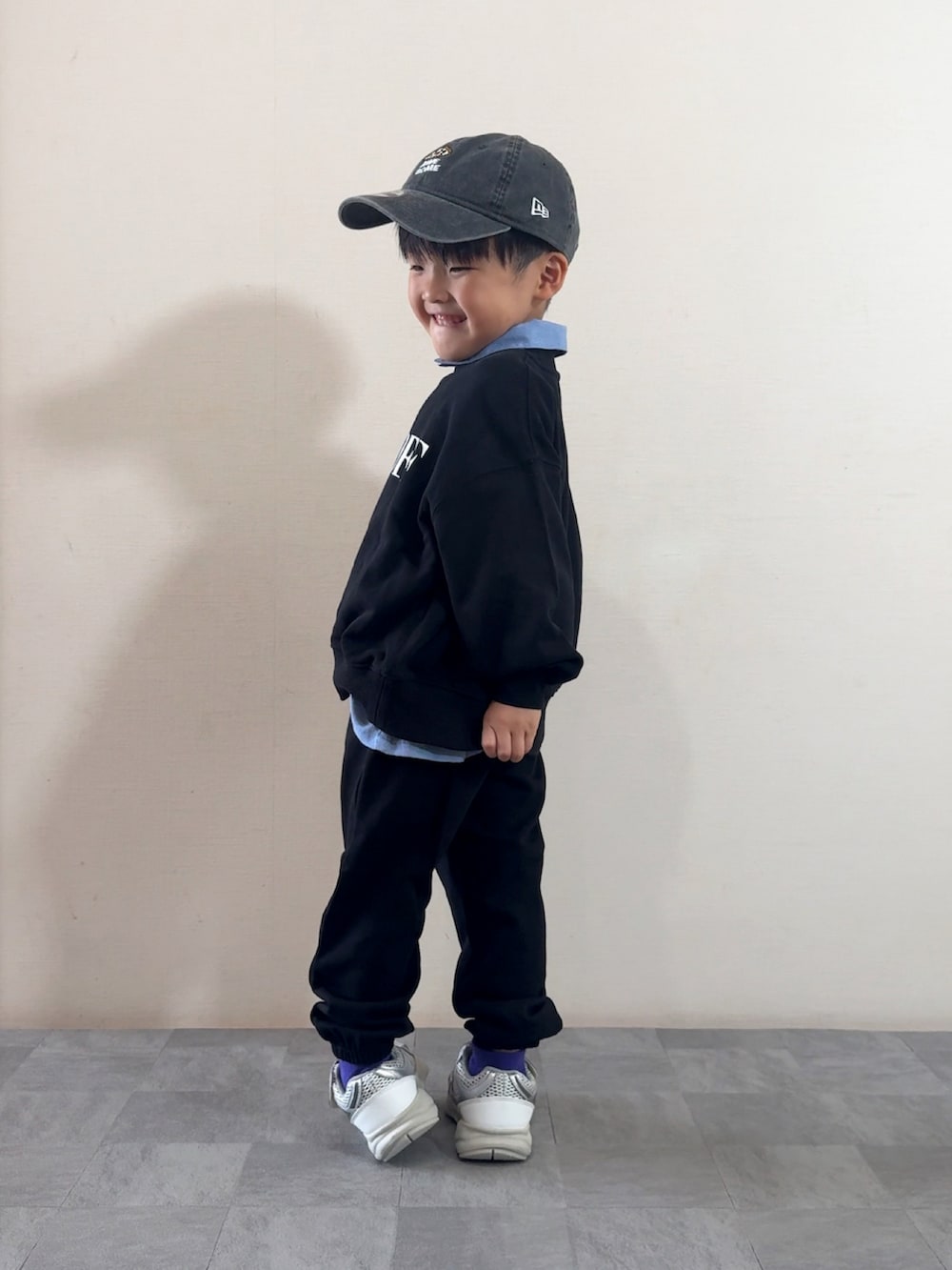 シルバー系のスニーカー、ブラック系のスウェット、ブルー系のシャツ/ブラウスを着用したキッズの秋コーディネートの4枚目の写真