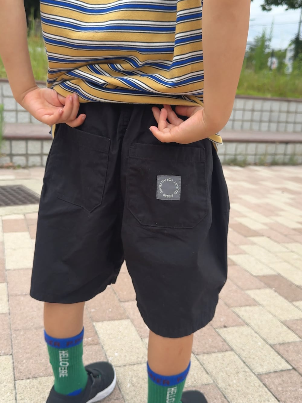 ブラック系のその他パンツ、イエロー系のタンクトップ、ブラック系のサンダルを着用したキッズの夏コーディネートの5枚目の写真
