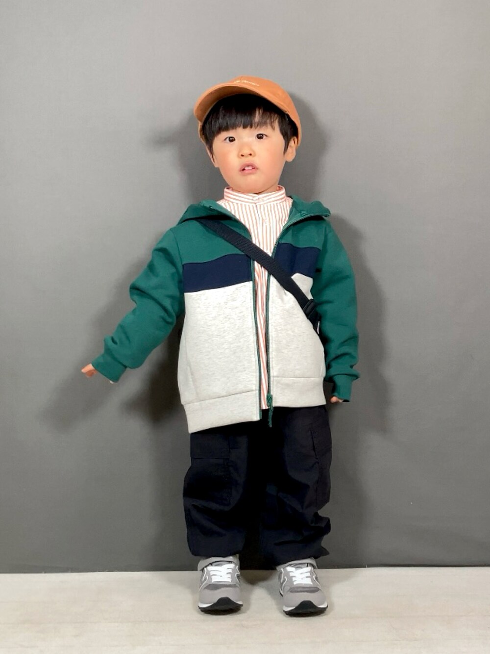 「春のおしゃ見えテクニック、パーカー、スニーカー、レイヤードスタイル、ショルダーバッグ、春色、春服みてみて、カジュアルコーデ、シンプルコーデ、お出かけコーデ、休日スタイル、アウトドアスタイル、スポーツミックス、シャツスタイル、春アウター」｜「UNIQLOのアイテム（パーカー、グリーン系）」を使った、YU⭐︎さん（キッズ・90cm）の春コーディネートの2枚目の写真