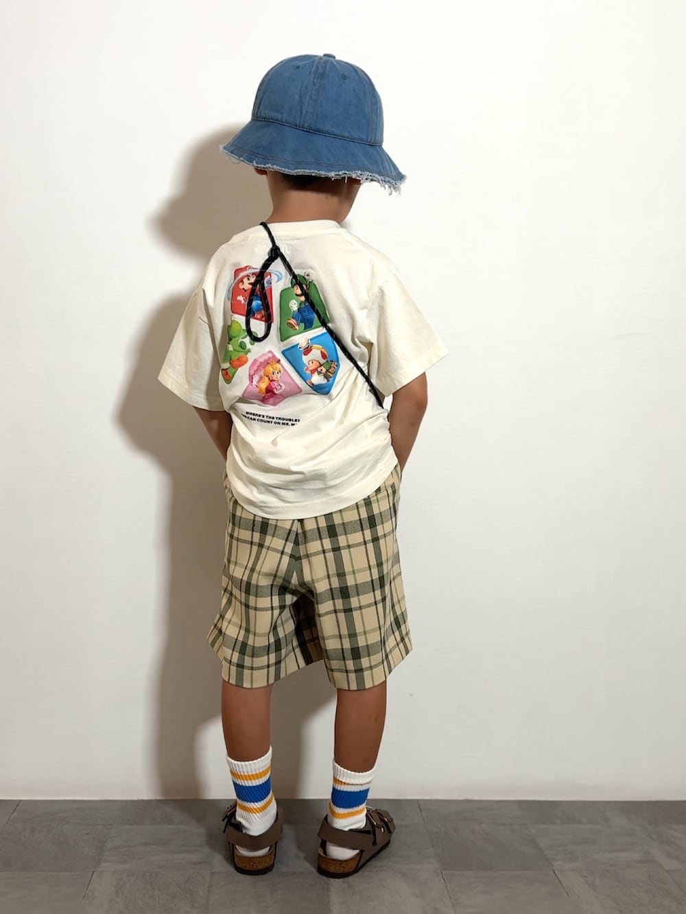 グリーン系のその他パンツ、ブラウン系のサンダル、ベージュ系のショルダーバッグを着用したキッズの夏コーディネートの3枚目の写真