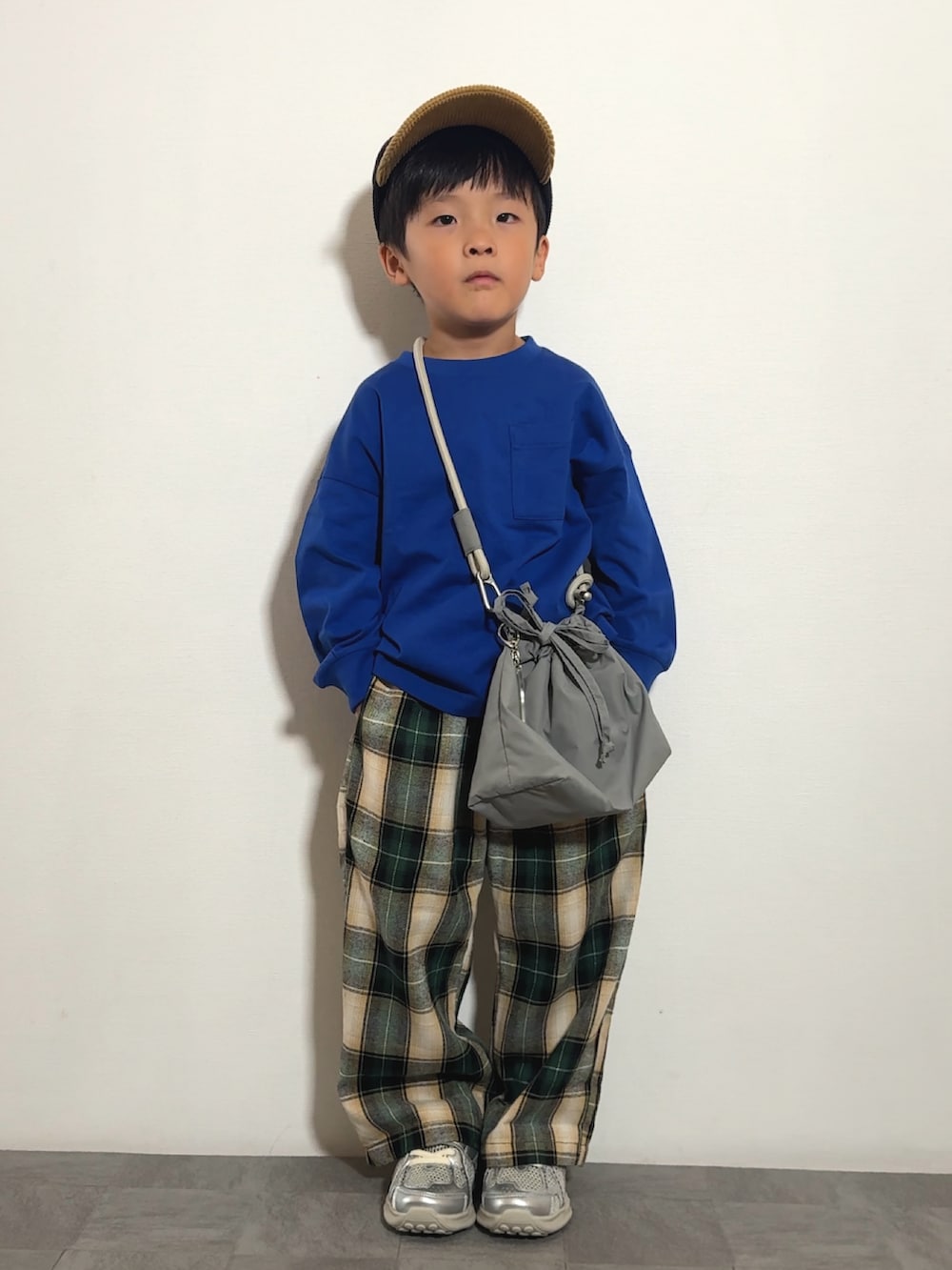 グレー系のショルダーバッグ、グリーン系のその他パンツ、シルバー系のスニーカーを着用したキッズの秋コーディネートの2枚目の写真