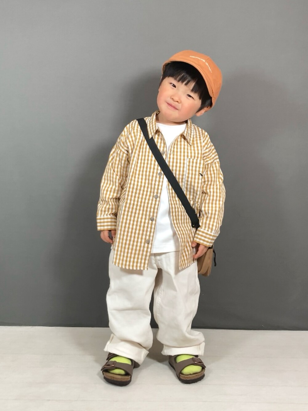 イエロー系のシャツ/ブラウス、グリーン系のTシャツ/カットソー、ホワイト系のパンツを着用したキッズの春コーディネートの2枚目の写真