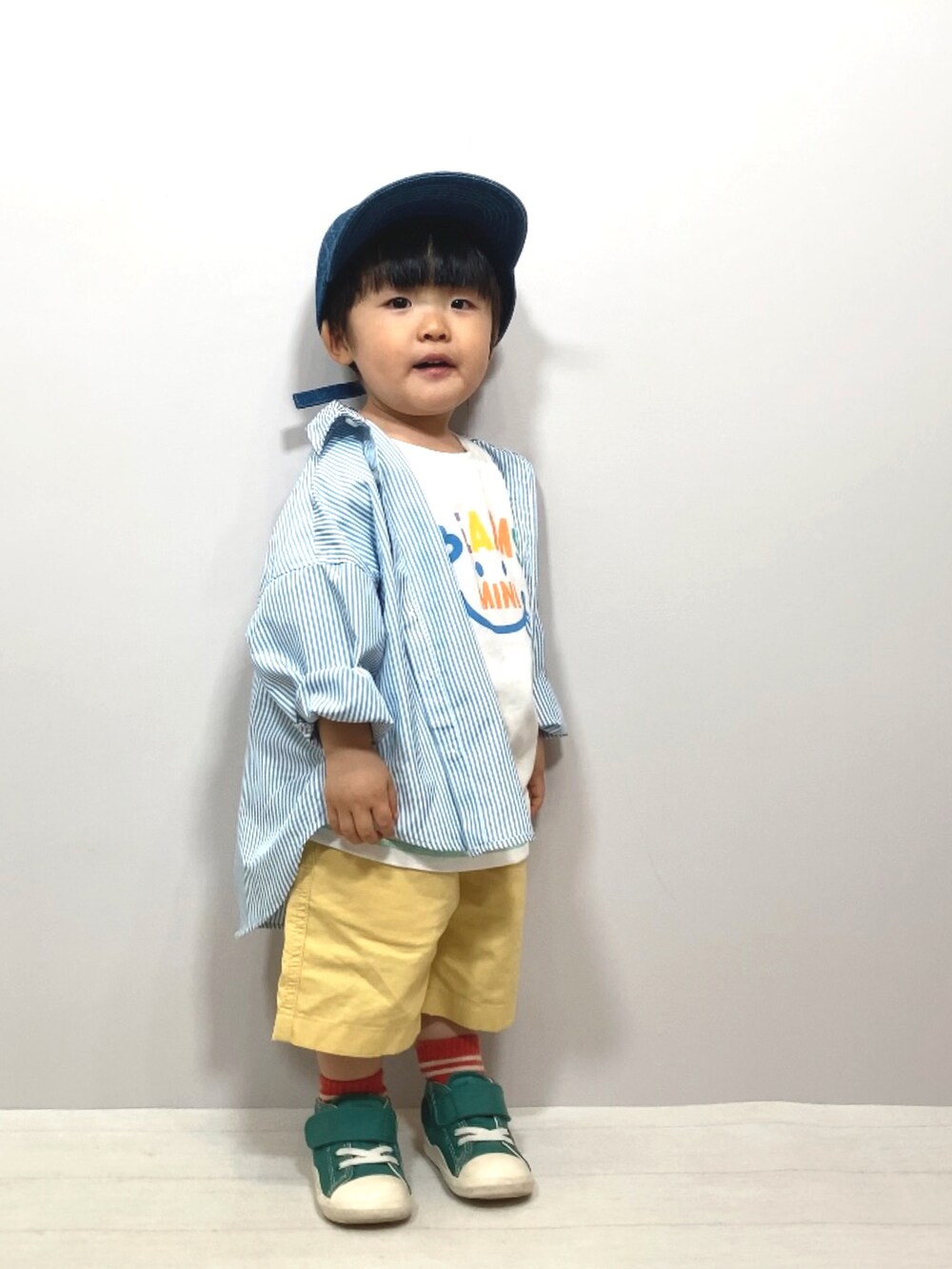 ブルー系のシャツ/ブラウス、ホワイト系のTシャツ/カットソー、イエロー系のパンツを着用したキッズの春コーディネートの3枚目の写真