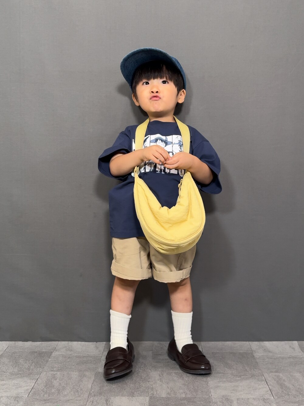 「アツいコーデ全部見せ、夏コーデ、プチプラ、スポーツミックス、ローファー、ロゴT、ショートパンツ、ハーフパンツ、シンプル、キャップ、お出かけコーデ、ショルダーバッグ、きれいめカジュアル」｜「UNIQLOのアイテム（Tシャツ/カットソー、ブルー系）」を使った、YU⭐︎さん（キッズ・90cm）の夏コーディネートの3枚目の写真