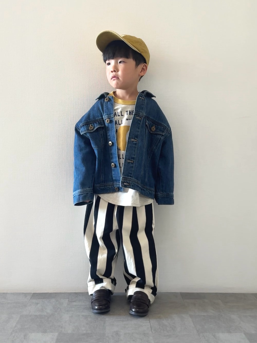 その他のその他パンツ、ブラウン系のローファー、イエロー系のTシャツ/カットソーを着用したキッズの冬コーディネートの3枚目の写真