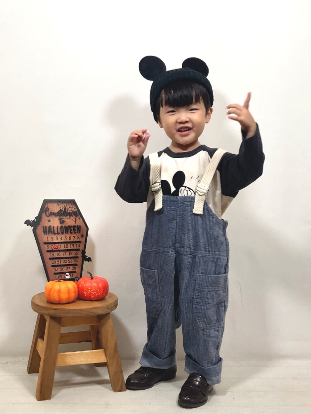 「ハロウィン、サロペット、ロンT、ニット帽、コーデュロイ、ローファー、秋コーデ、お出かけコーデ、休日スタイル、カジュアルコーデ、オーバーオール、シンプルコーデ、レイヤードスタイル、モノトーン」｜「Disneyの【Disney】ミッキーマウス/ラグランロンT（80～150cm）（Tシャツ/カットソー、グレー系）」を使った、YU⭐︎さん（キッズ・90cm）の秋コーディネートの2枚目の写真