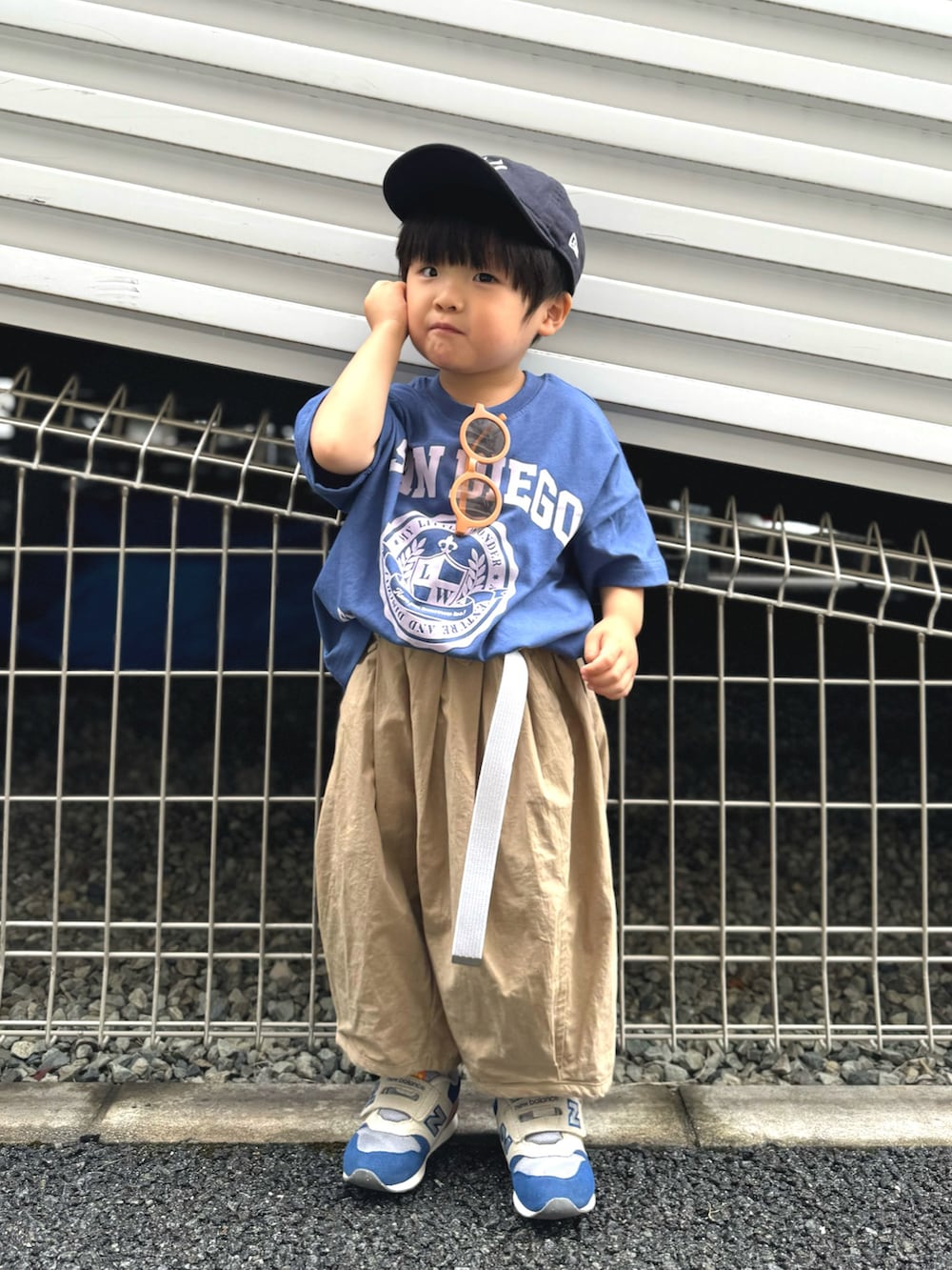 「さらっと晴れやかスナップ、夏コーデ、プチプラ、夏だ！Tシャツ着よう！、ロゴT、お出かけコーデ、ストリート、淡色コーデ、サングラス、雨の日コーデ、キャップ、スニーカー、フェスコーデ、スポーツミックス」｜「Ampersandのpremierタックボリューム半端丈パンツ（その他パンツ、ベージュ系）」を使った、YU⭐︎さん（キッズ・90cm）の夏コーディネートの4枚目の写真