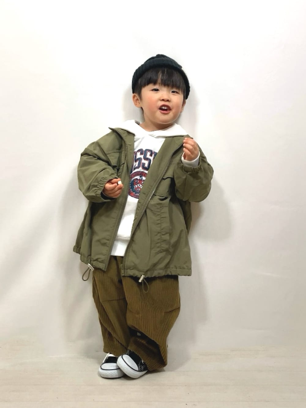 グリーン系のジャケット/アウター、ホワイト系のスウェット、グリーン系のその他パンツを着用したキッズの冬コーディネートの2枚目の写真