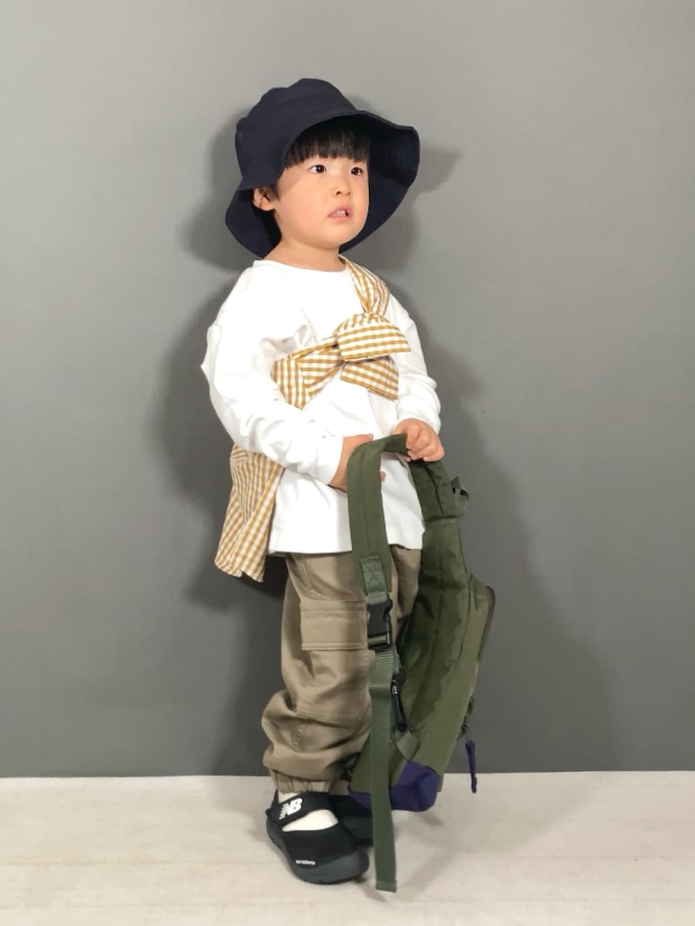 「お出かけコーデ、アウトドアスタイル、ショルダーバッグ、シャツスタイル、カーゴパンツ、休日スタイル、カジュアルコーデ、シンプルコーデ、春色、スポーツミックス、ロンT、淡色コーデ、春のNewスタイル、レイヤードスタイル」｜「PAIRMANON STREETの【PAIRMANON STREET】アソート 長袖 布帛 ワンポイント 刺繍 シャツ（シャツ/ブラウス、イエロー系）」を使った、YU⭐︎さん（キッズ・90cm）の春コーディネートの4枚目の写真