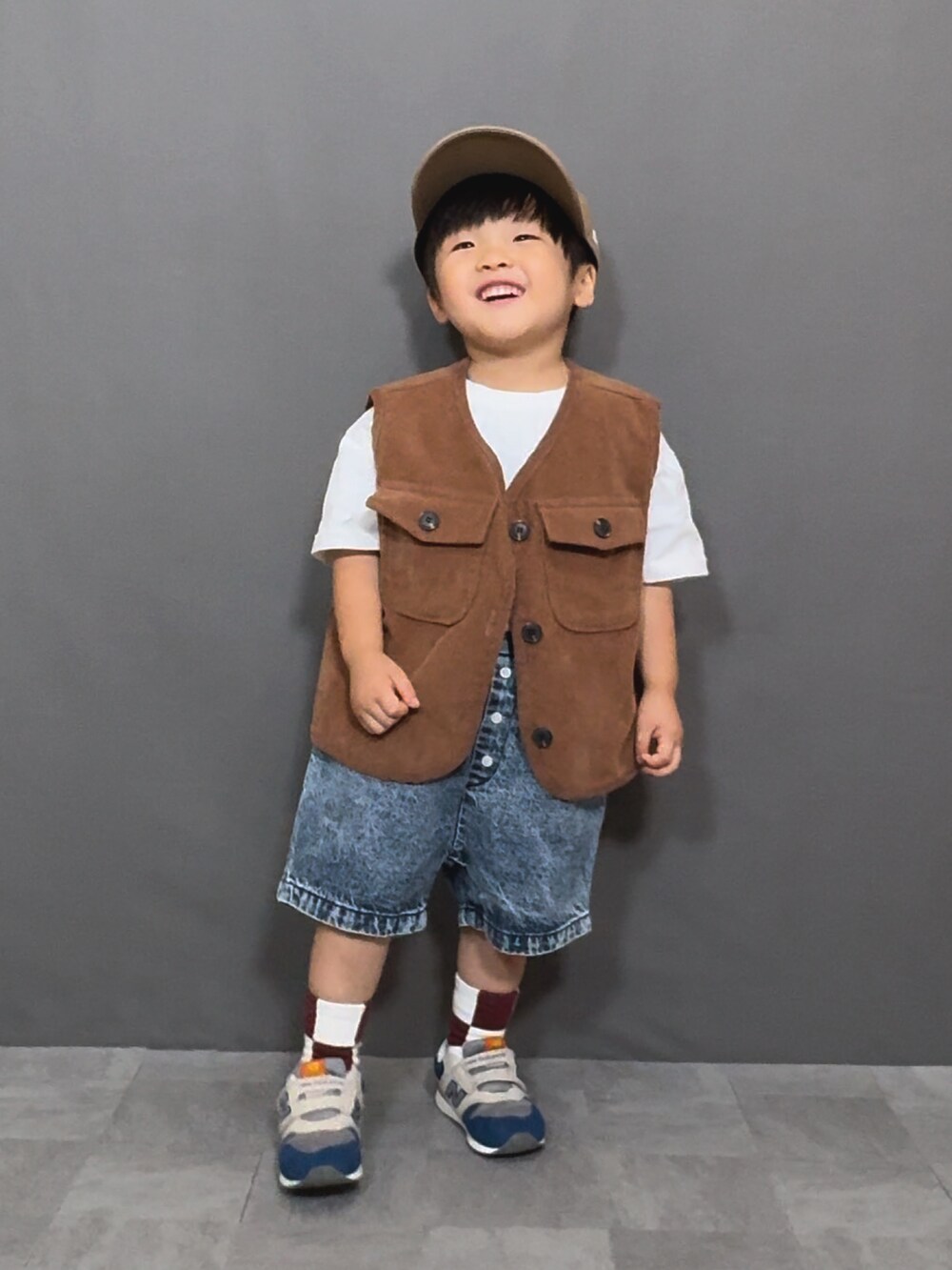 「夏コーデ、スポーツミックス、休日スタイル、スニーカー、ベスト、レイヤードスタイル、韓国子供服、きれいめカジュアル、ハーフパンツ、デニム、ショートパンツ、ロゴT、お出かけコーデ、フェススタイル、アツいコーデ全部見せ」｜「韓国子供服のアイテム（ベスト、ブラウン系）」を使った、YU⭐︎さん（キッズ・90cm）の夏コーディネートの5枚目の写真