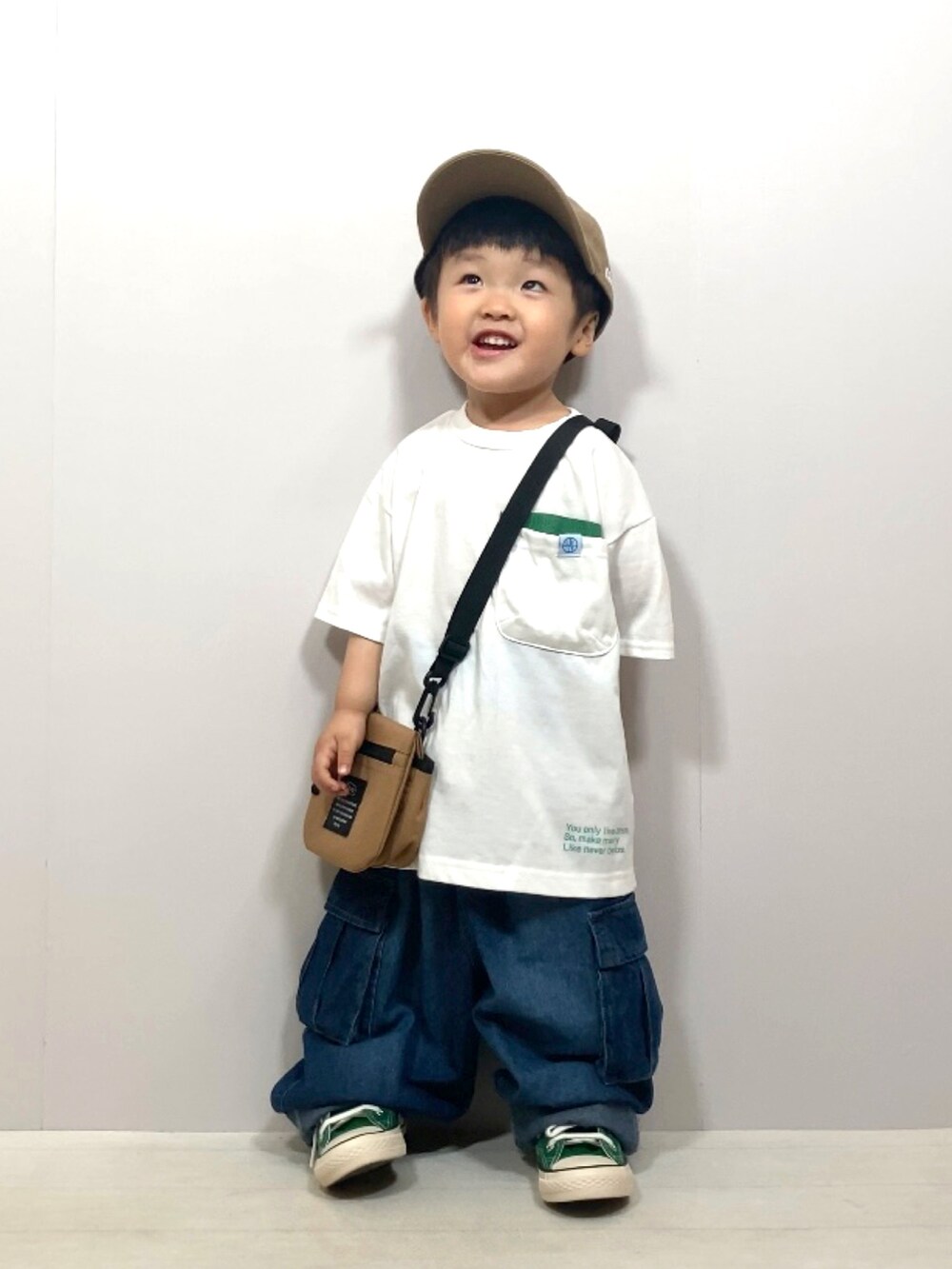 「このスタイルがお気に入り、おでかけコーデ、夏だ！Tシャツ着よう！、スニーカー、ショルダーバッグ、ポシェット、キャップ、シンプルコーデ、デニム、カーゴパンツ、ビッグシルエット、夏コーデ、休日スタイル、フェススタイル」｜「BREEZEのデザインポケットTシャツ（Tシャツ/カットソー、ホワイト系）」を使った、YU⭐︎さん（キッズ・90cm）の夏コーディネートの2枚目の写真