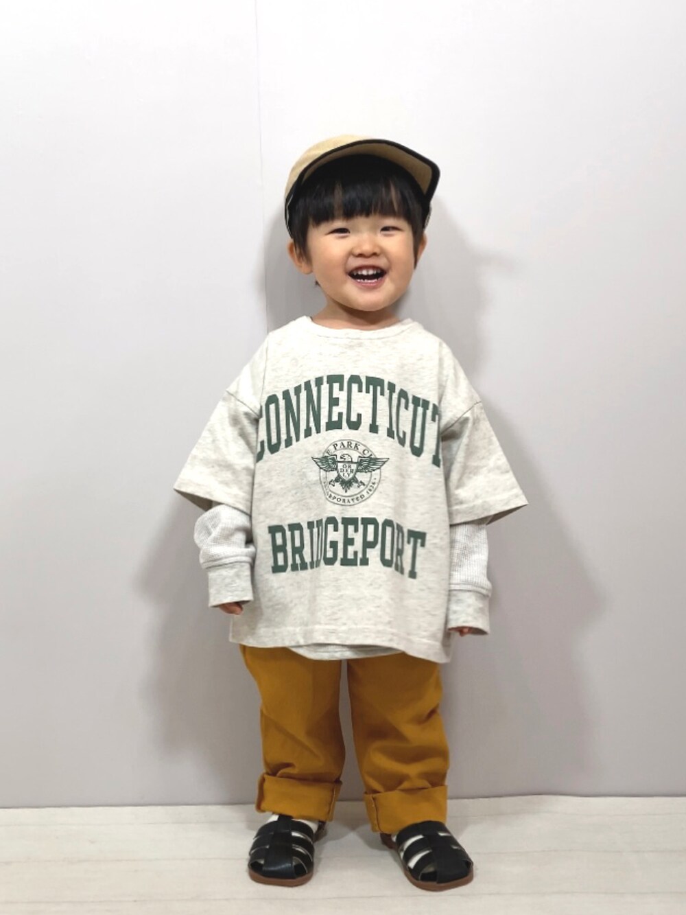 「春服デビュー宣言、カラーパンツ、プチプラ、レイヤードスタイル、休日スタイル、カジュアルコーデ、グルカサンダル、春コーデ、春服みてみて、ローリーズファーム(LOWRYS FARM)、LOWRYS FARM、lowrysfarmkids、ロンT」｜「LOWRYS FARMのカコウカレッジロゴＴシャツ　191945（Tシャツ/カットソー、グレー系）」を使った、YU⭐︎さん（キッズ・90cm）の春コーディネートの2枚目の写真