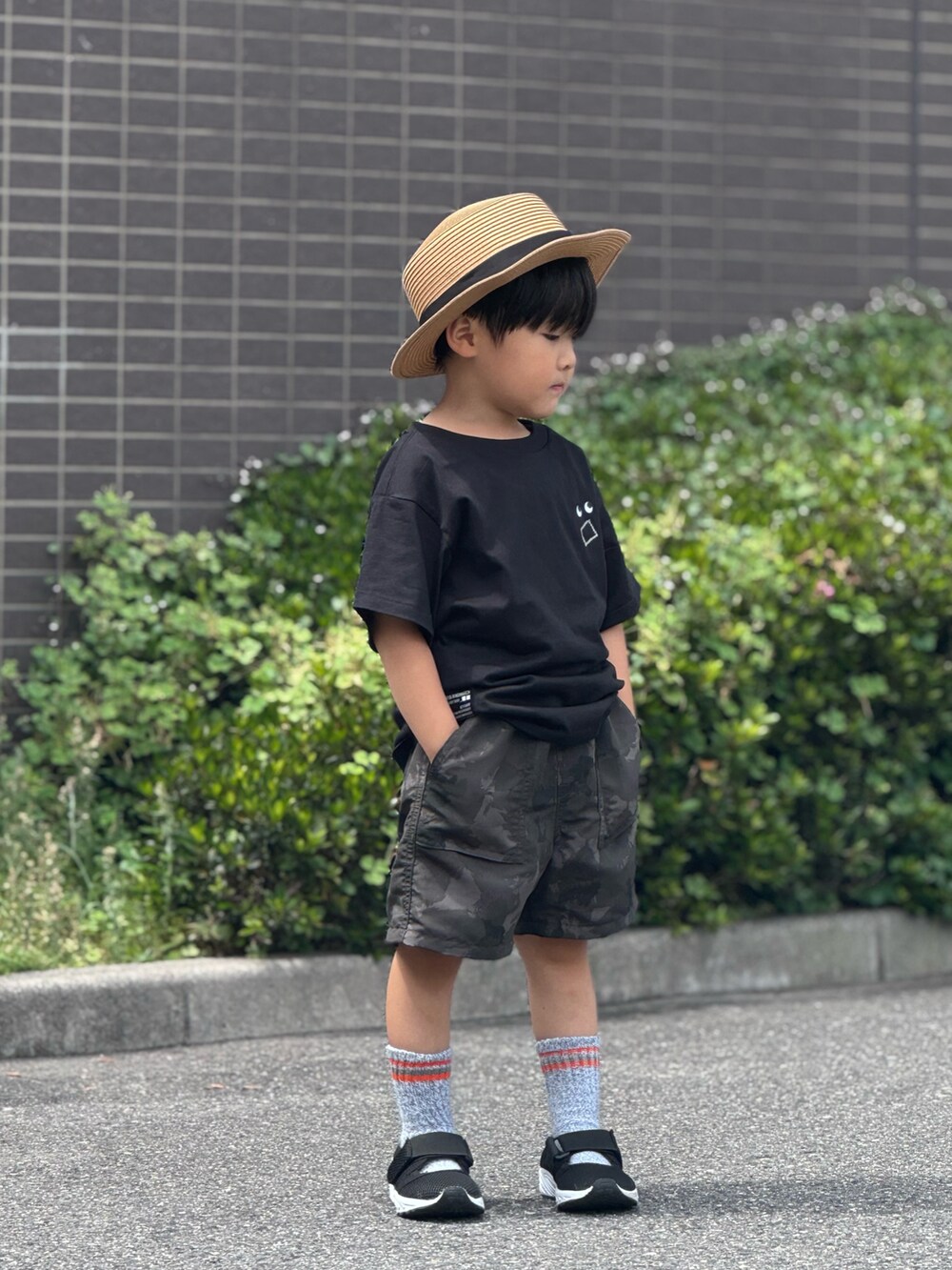 ブラック系のTシャツ/カットソー、グレー系のパンツ、ブラック系のサンダルを着用したキッズの夏コーディネートの4枚目の写真