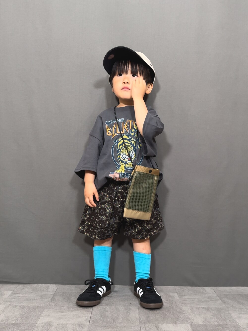 ブラック系のベスト、グレー系のTシャツ/カットソー、ブラック系のその他パンツを着用したキッズの夏コーディネートの4枚目の写真