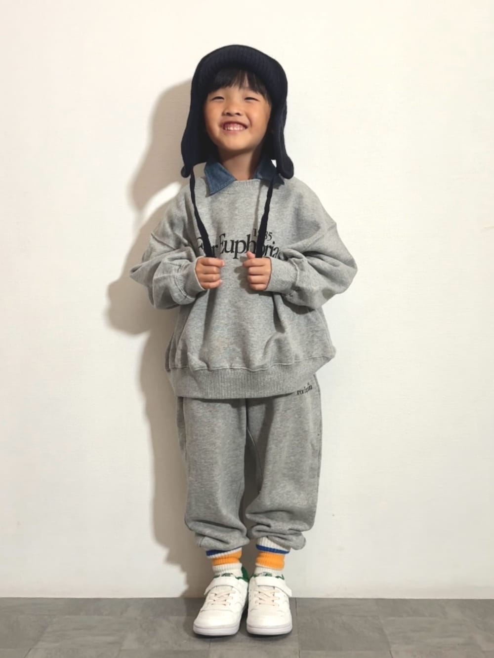 グレー系のスウェット、グレー系のスウェットパンツ、ホワイト系のスニーカーを着用したキッズの秋コーディネートの3枚目の写真
